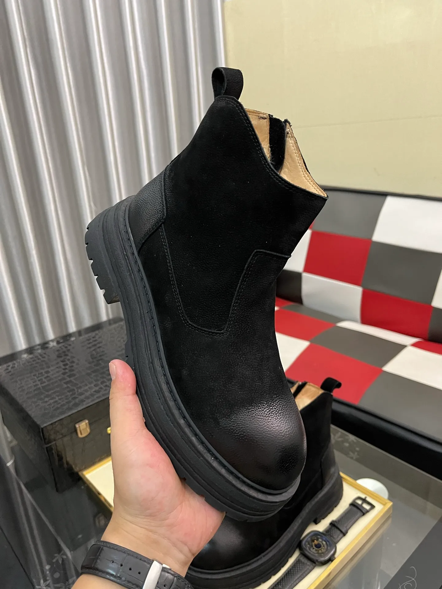 Ex-factory price: 680⌚️⌚️Thick wool imported from Australia Brand: UGG genuine purchasing agent Size: 39-44 (45 customized) Grade: Official website 1:1 Material: First layer of genuine leather waterproof and antifreeze upper Real wool lining Original non-slip and wear-resistant outsole Style category: Men's casual shoes Trendy style Comfortable on the feet Color: Official website color synchronization